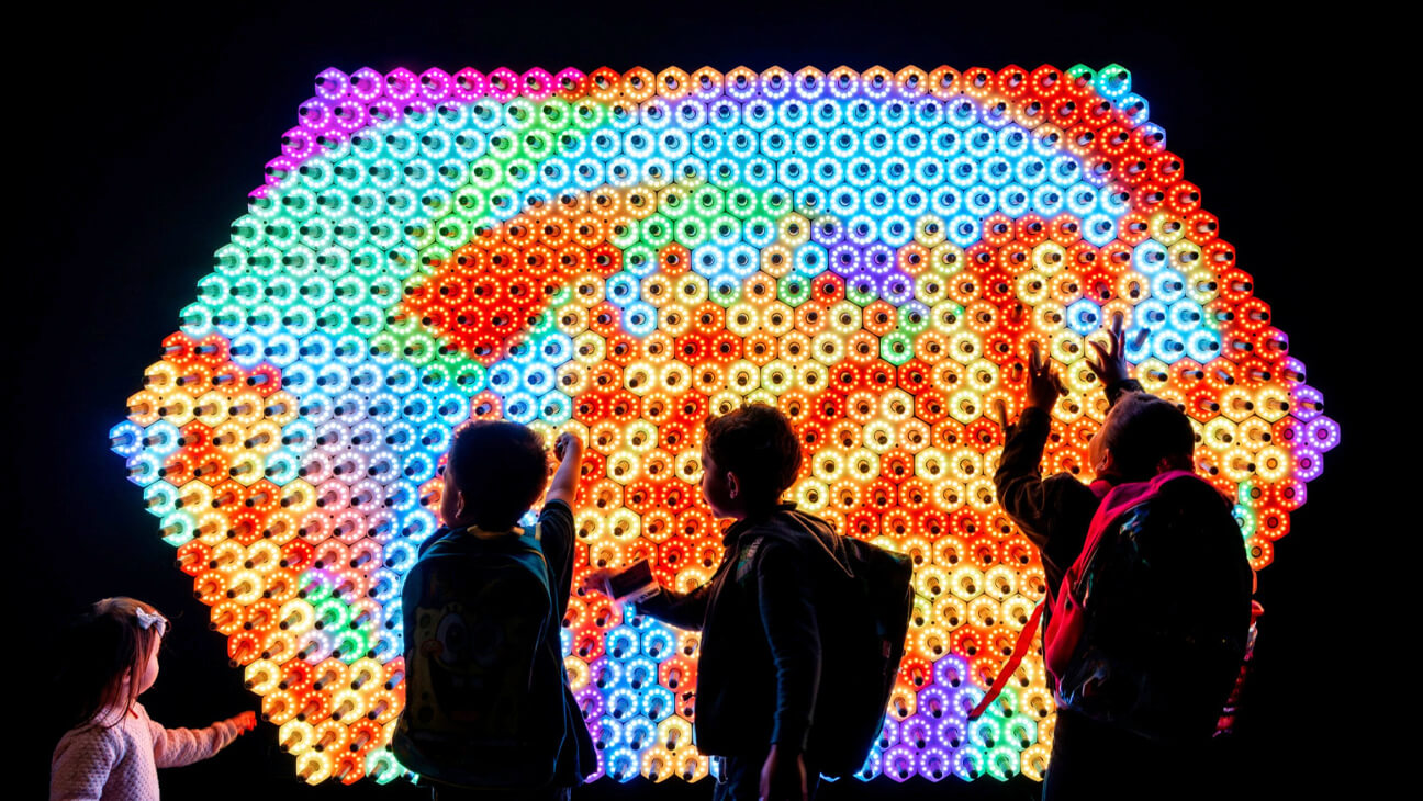 Bezoekers bij een scherm op expo 'Pavillon Playground'