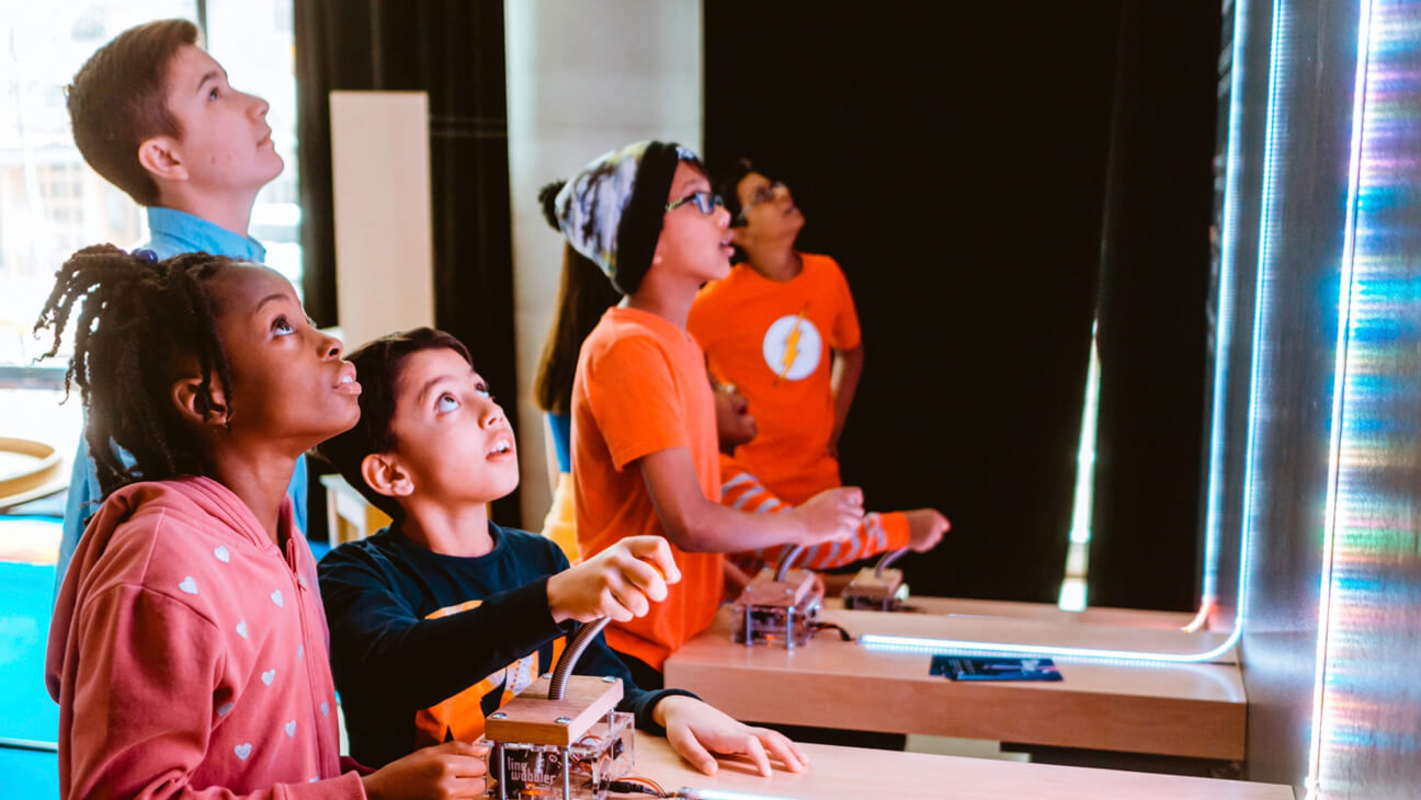 Bezoekers op expo 'Pavillon Playground'