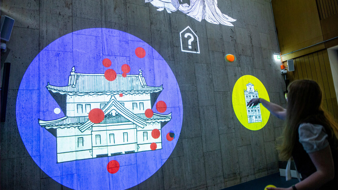 Bezoekers bij een scherm op expo 'Pavillon Playground'