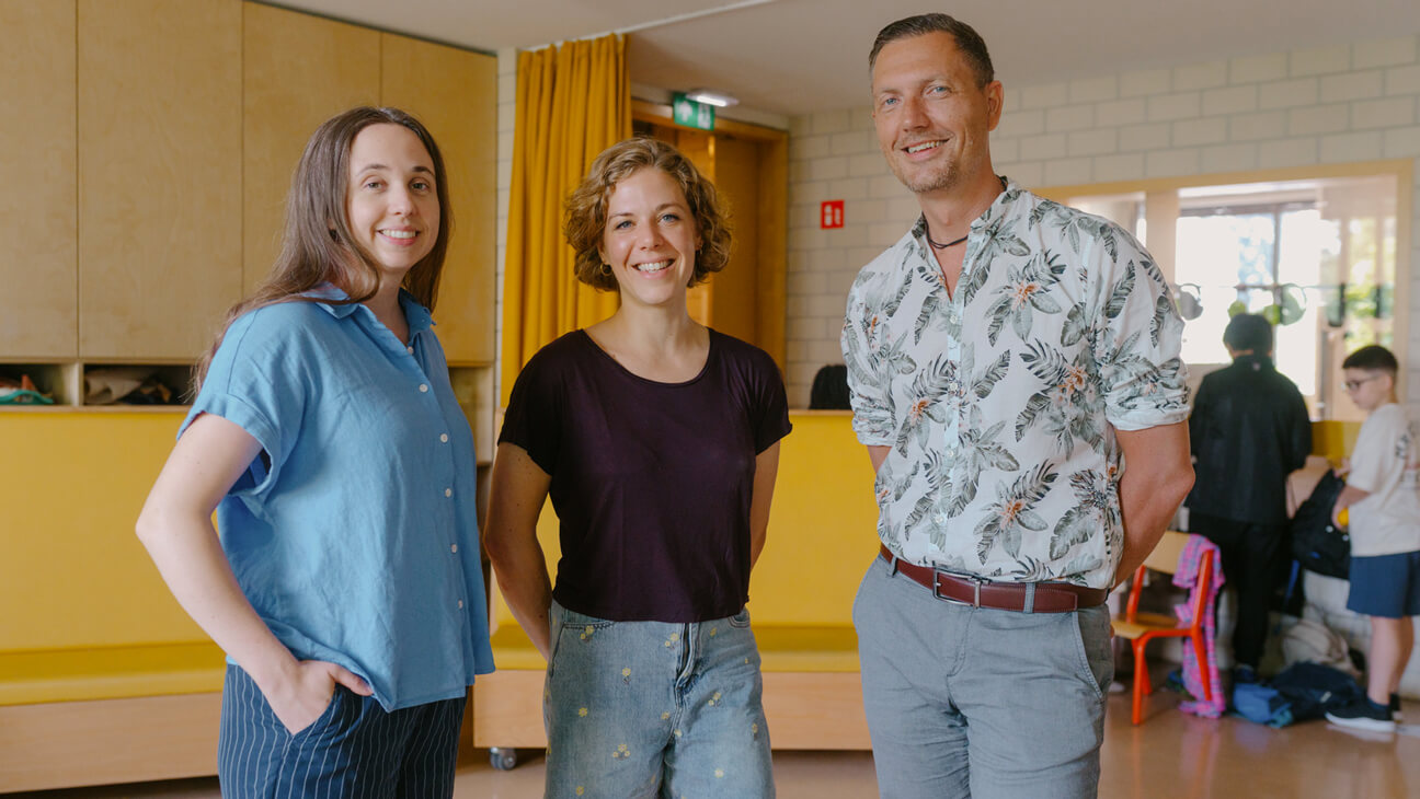 Directeur Rob en vakleraar Eline en Hanne