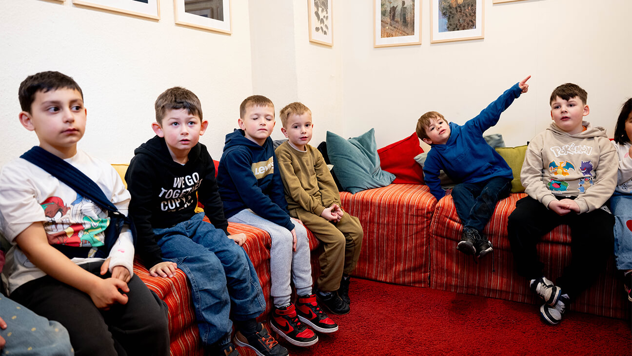 Kinderen zitten op zetel in villa verbeelding