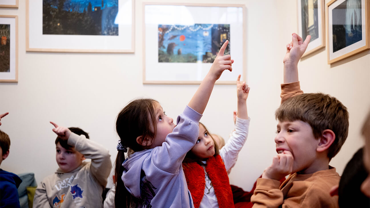 Kinderen kijken naar tekeningen in villa verbeelding