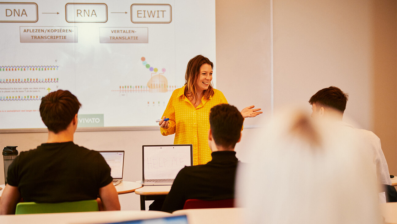 Leraar Kim Vanhee voor de klas