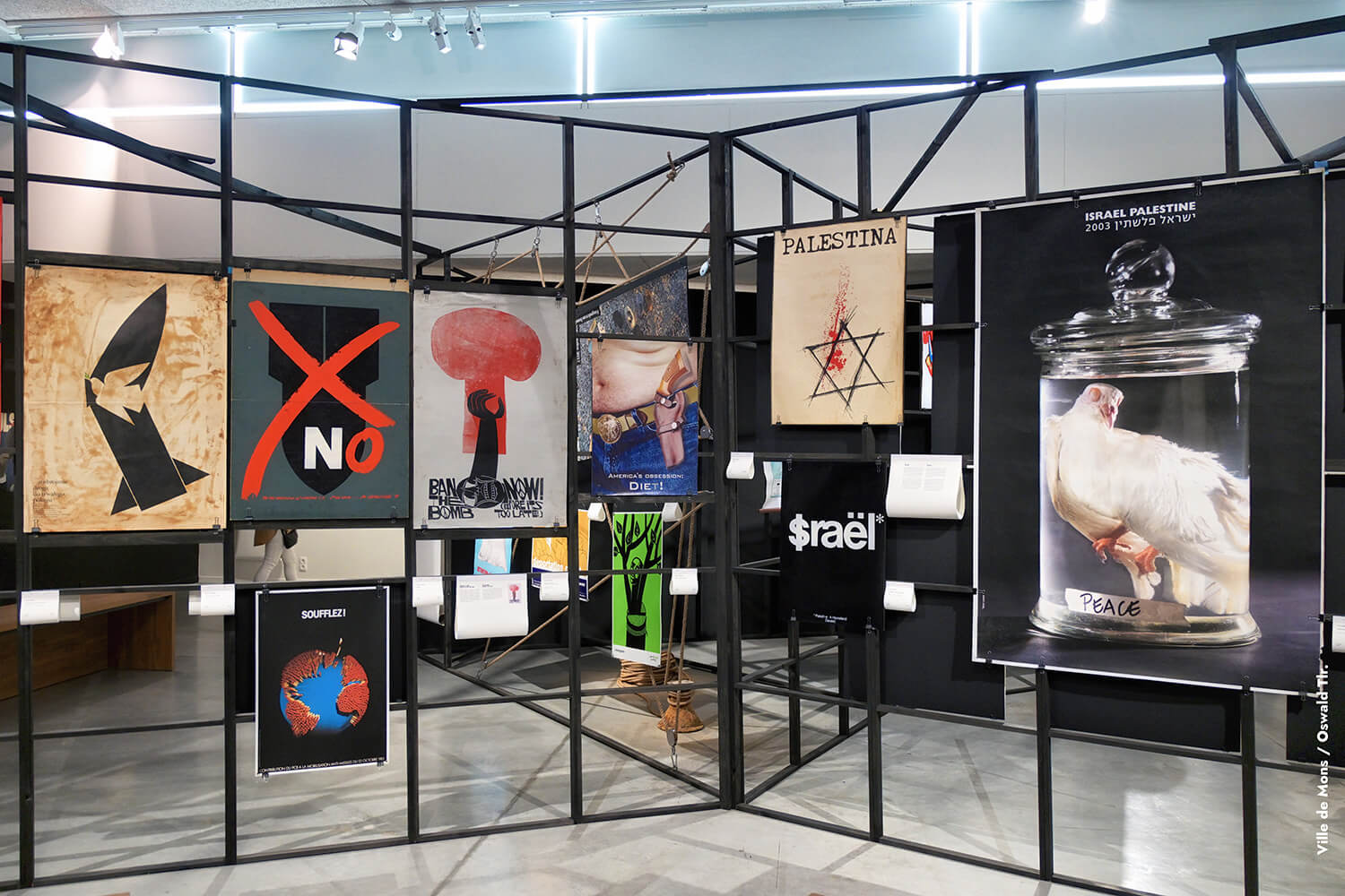 Grote zaal met aan de muur politieke affiches