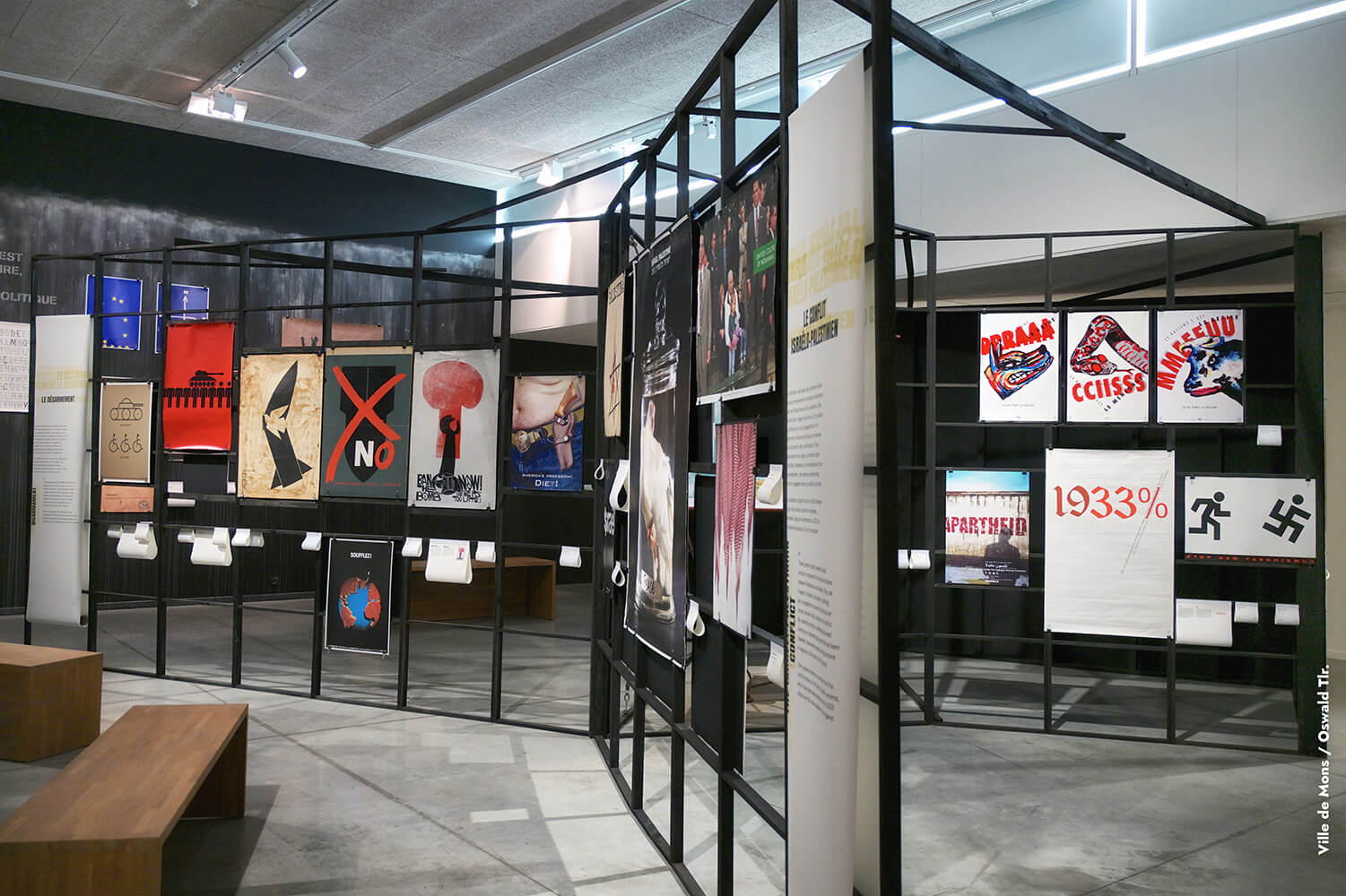 Grote zaal met aan de muur politieke affiches