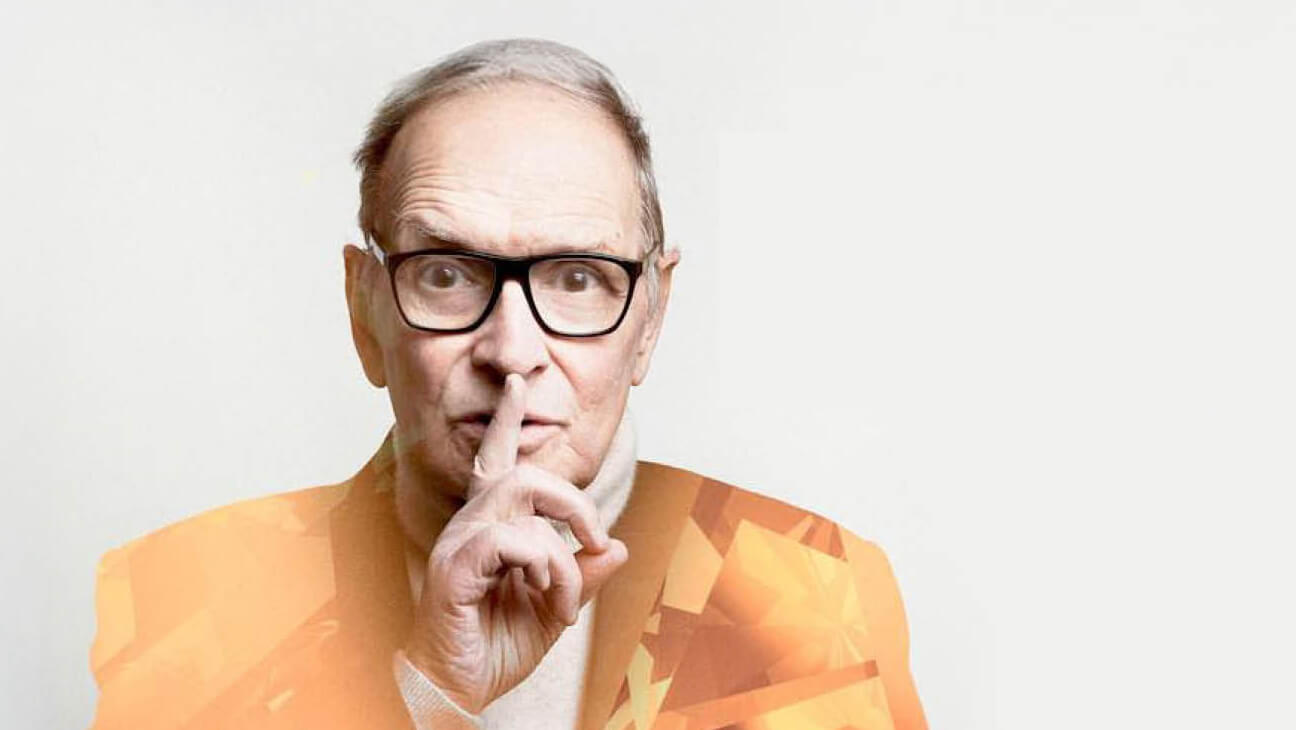 Portret van Ennio Morricone met vinger voor zijn mond