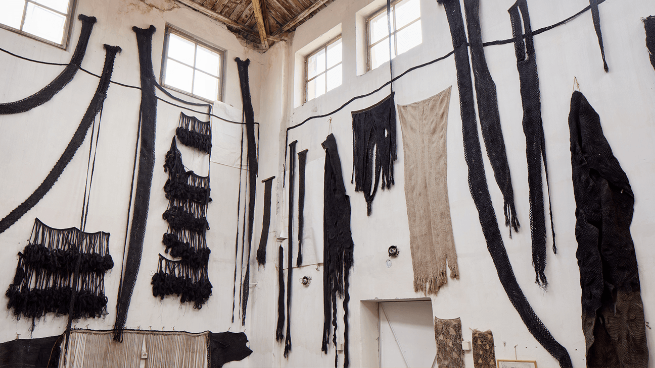 Studio met werken van Ana Lupas aan de muur