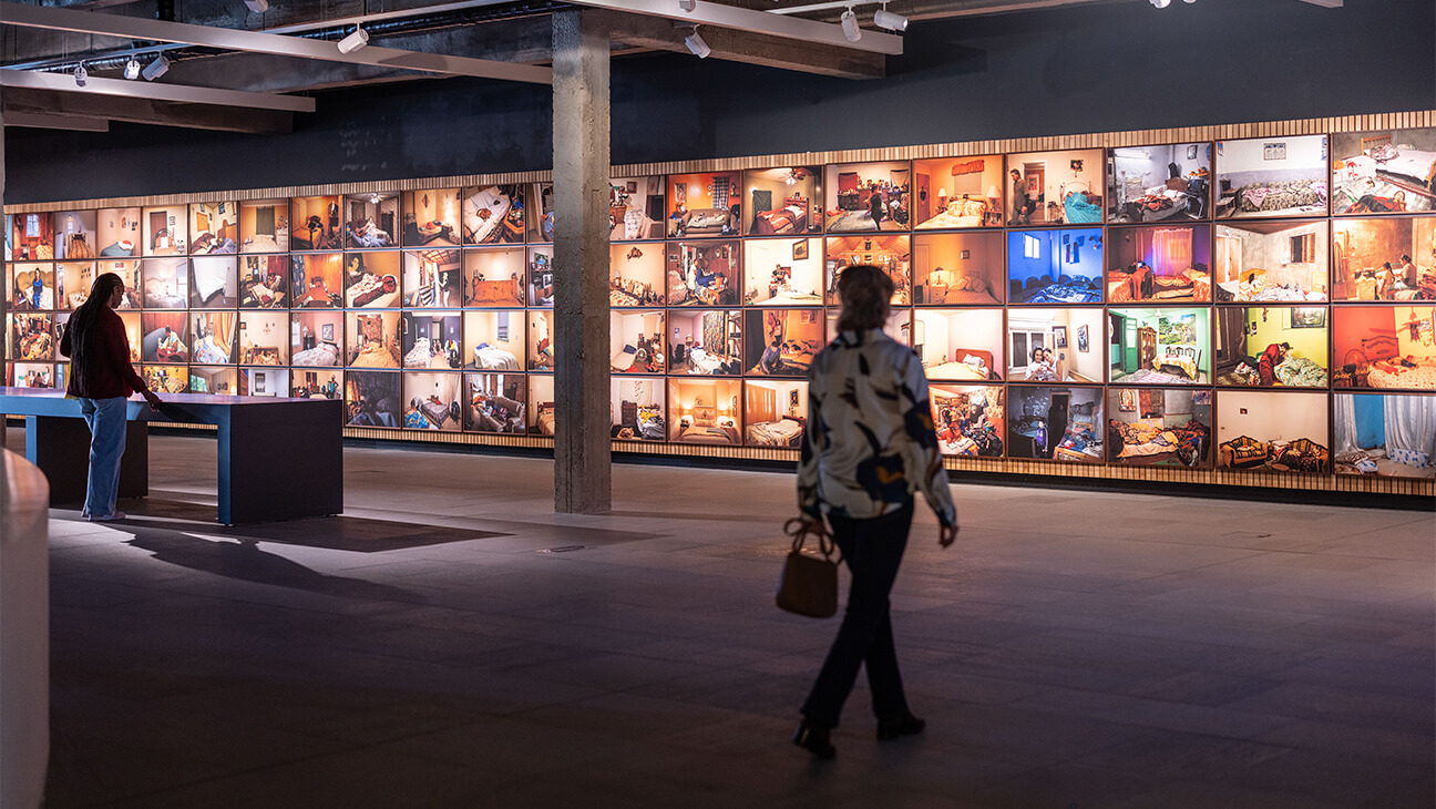 Vrouw voor een muur vol foto's van Bieke Depoorter