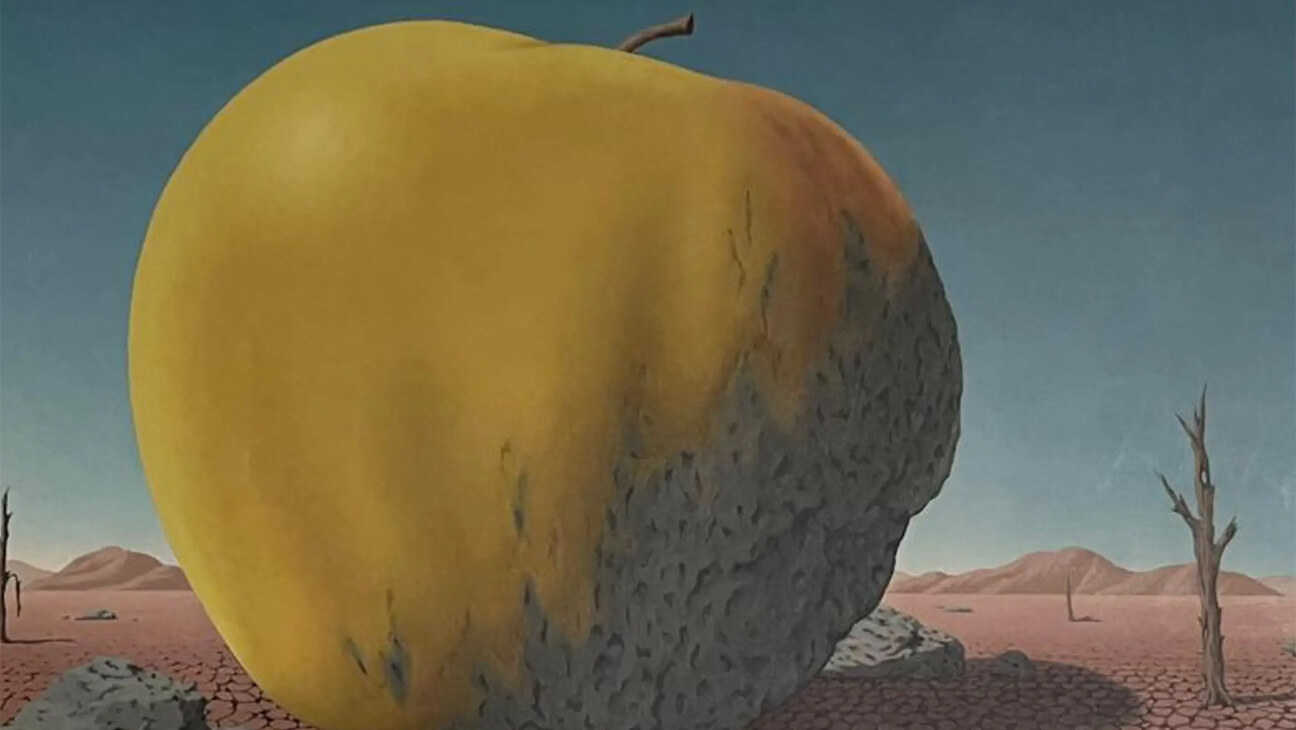 Schilderij van een grote appel in een verlaten woestijn van Fernand Poncelet