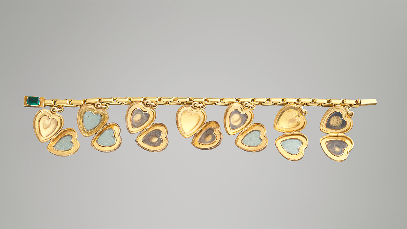 Armband met haarlokken en inscriptie 1844 Musée Condé – Chantilly