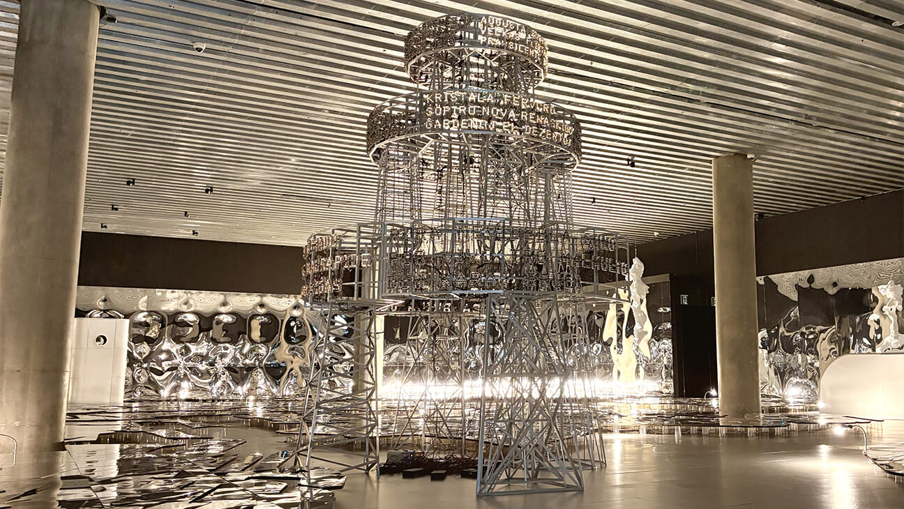 Stalen kunstwerk van Lee Bul