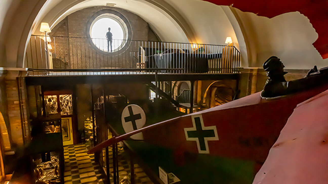 Zaal met een nazivliegtuig 