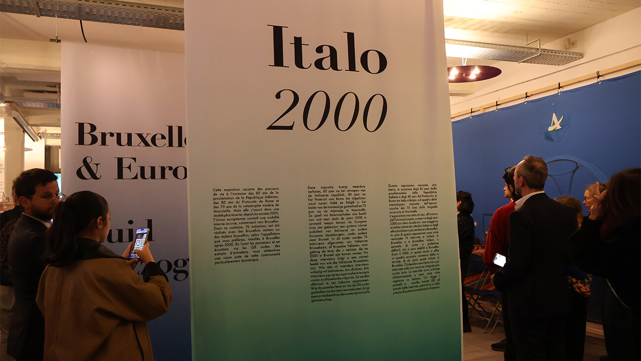 Zaal met grote pancarte met opschrift 'Italo 2000'