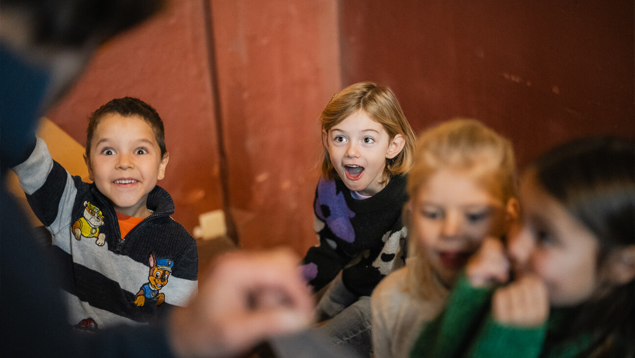 Kinderen kijken verwonderd in de lens
