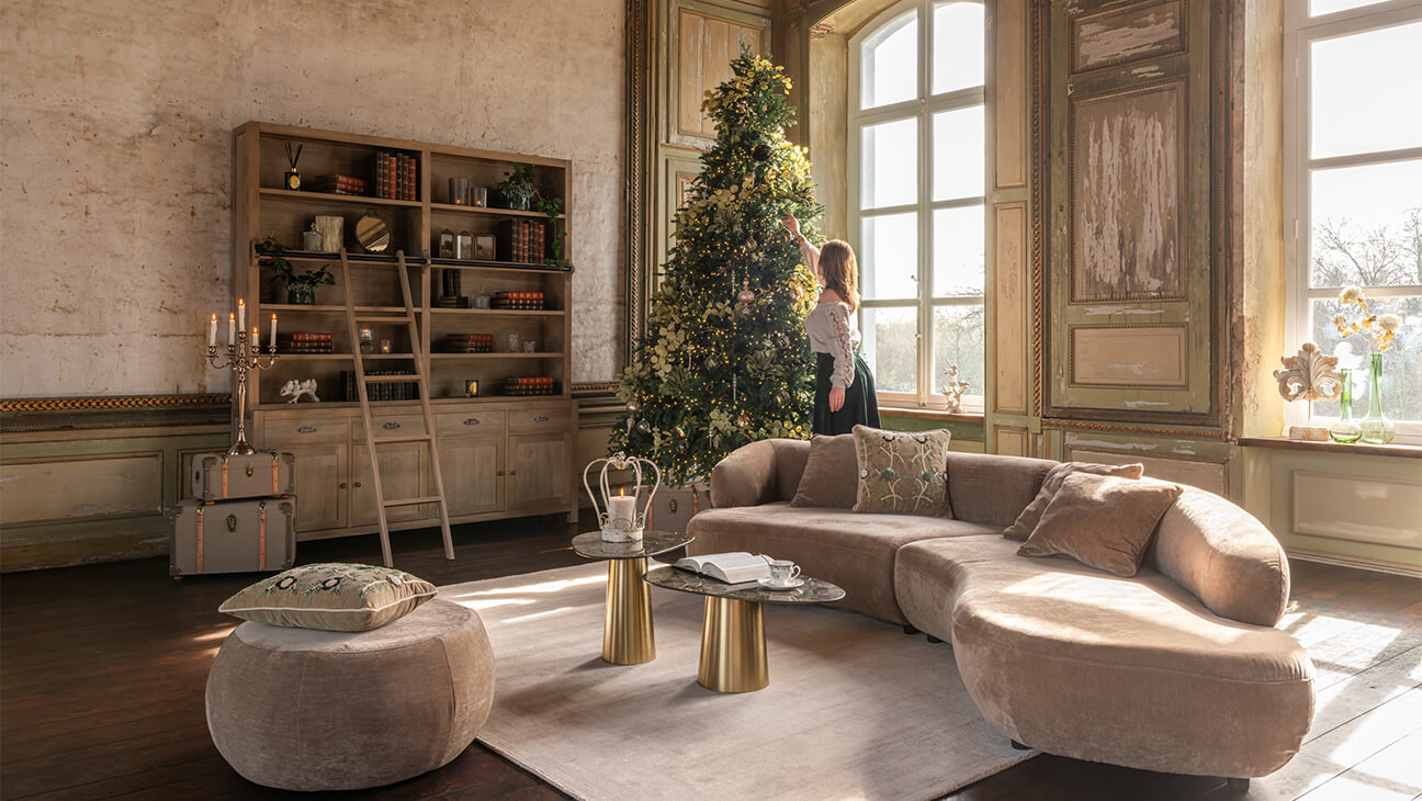 Gezellige woonkamer met kerstboom, groot hoeksalon en grote kast