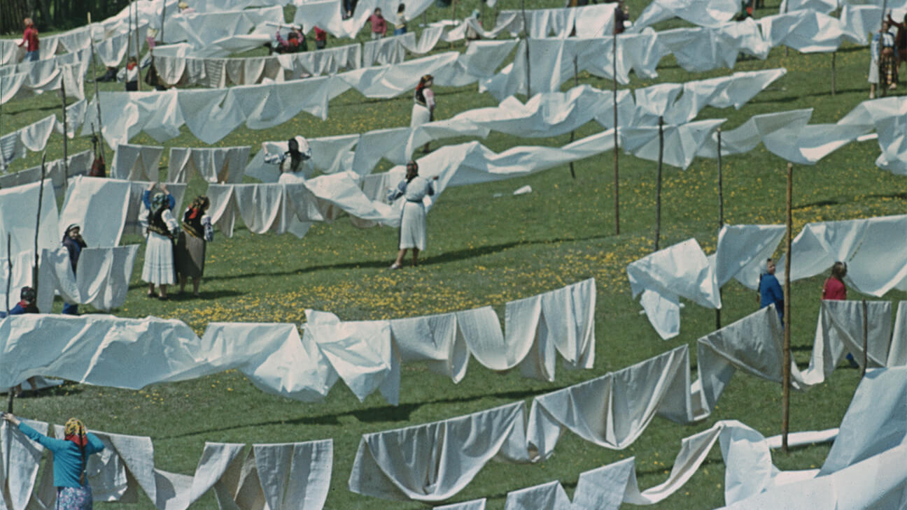 Kunstwerk van Credits beelden / images
Ana Lupas
10 oktober 2026 – 21 februari 2027
S.M.A.K., Gent
Studio view, Ana Lupas,
Prapori 1961–1964 (Funeral Flags)
©
Photo: Carlo Favero
Studio view, Ana Lupas,
Prapori 1961–1964 (Funeral Flags)
©
Photo: Carlo Favero
Ana Lupas,
Cherubim Shirt
, 1970 © Photo: Trevor Good
Ana Lupas, genaamd
Humid Installation
