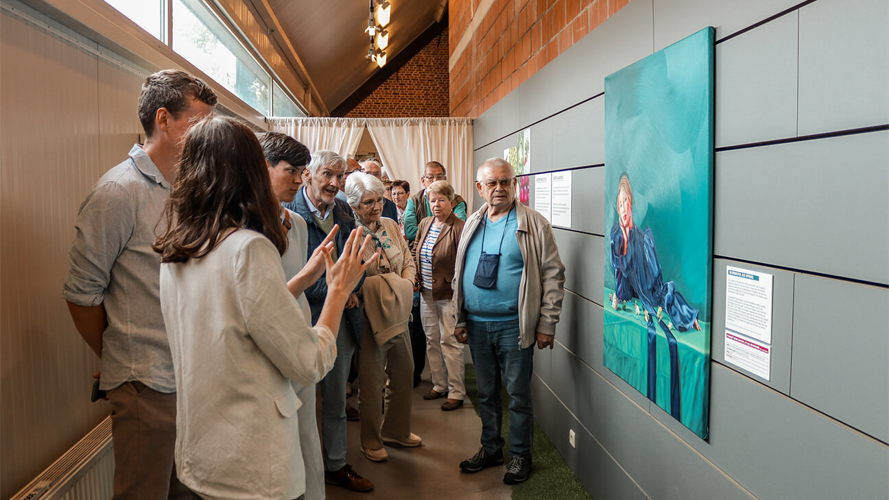 Bezoekers kijken naar een hedendaags schilderij tijdens de Expo Bloemkool in perspectief – van vakmanschap tot kunst
