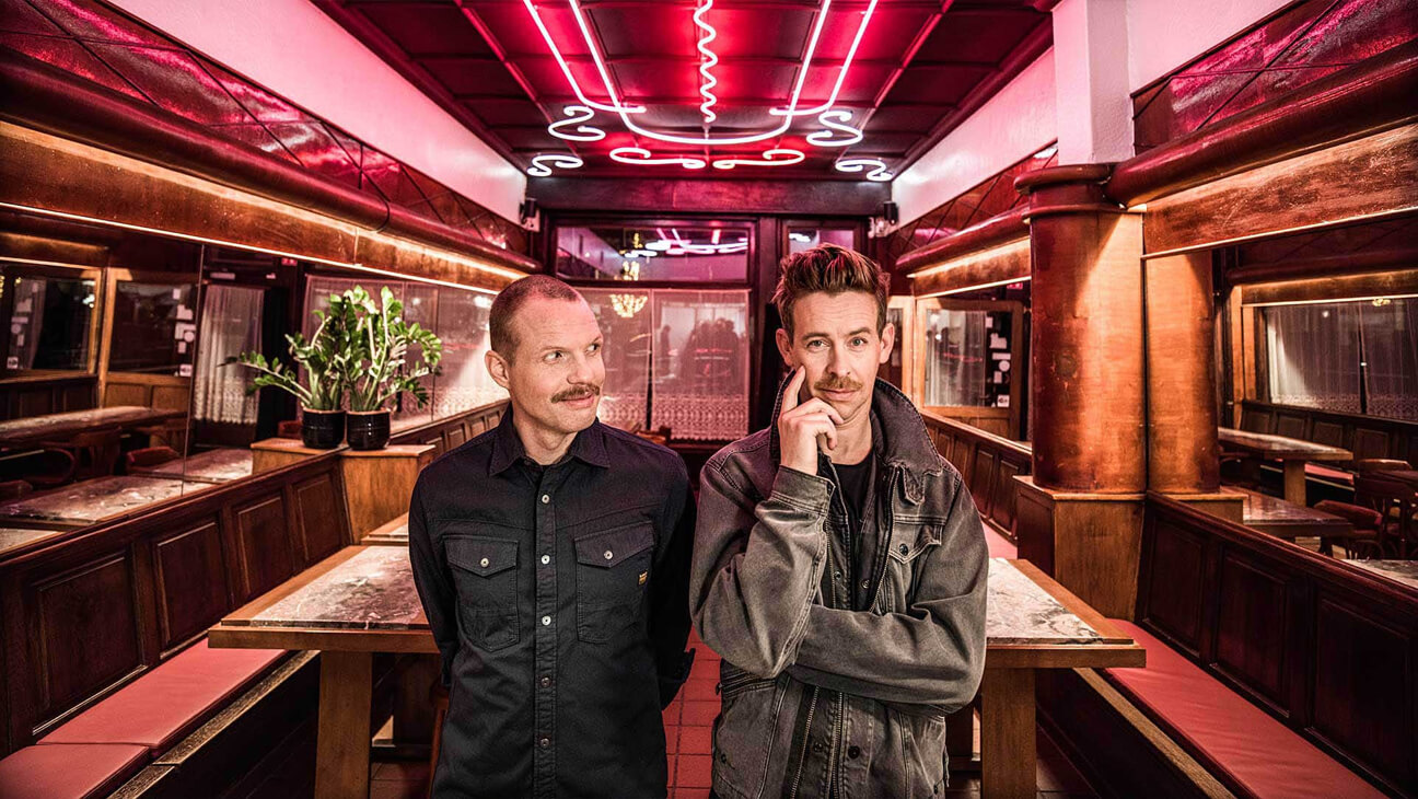 Portretfoto Jelle Cleymans en Jonas Van Geel voor een art-deco achtergrond