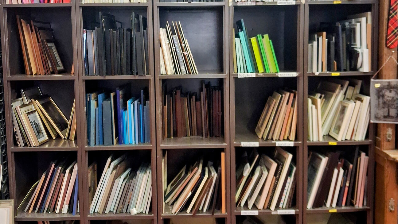 Kast met verschillende schappen met daarin fotokaders