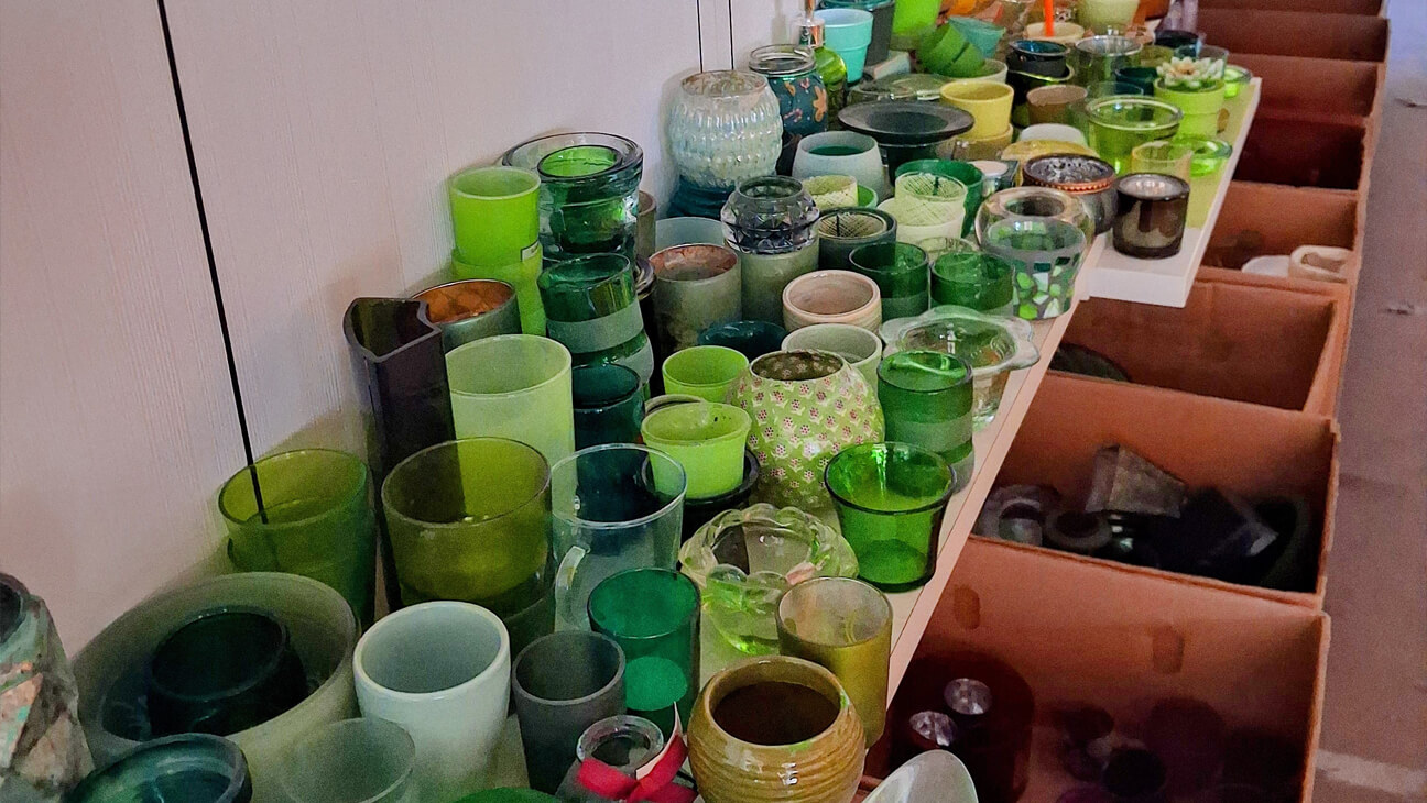 Schap vol groene vazen