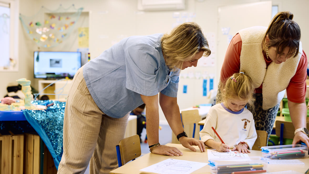 Directeur Sandie Van der Made in de klas met leraar