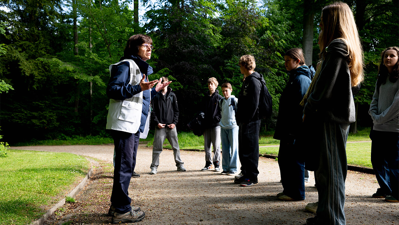 Leerlingen met gids op een wandelpad in de plantentuin van Meise