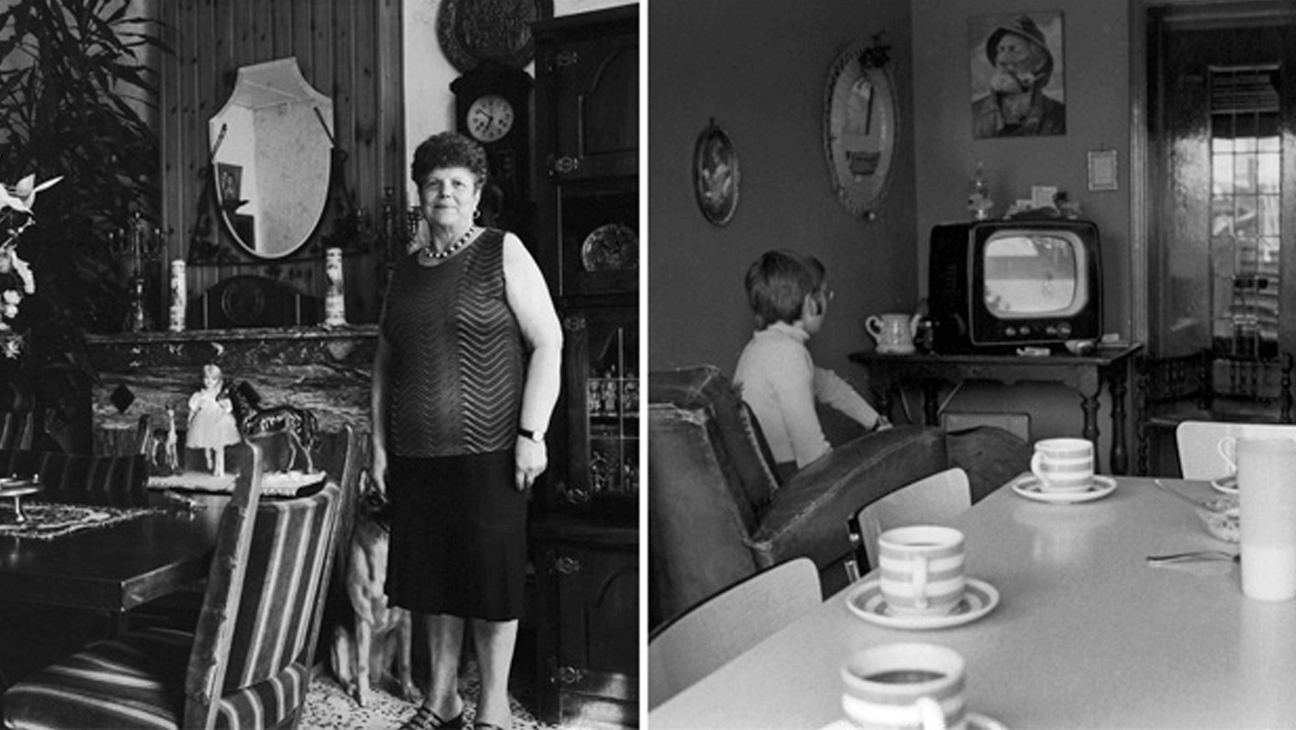 2 oude foto's van mensen in hun oud leefruitme. Op de linkse foto poseert een dame, op de rechtse foto kijkt een man televisie