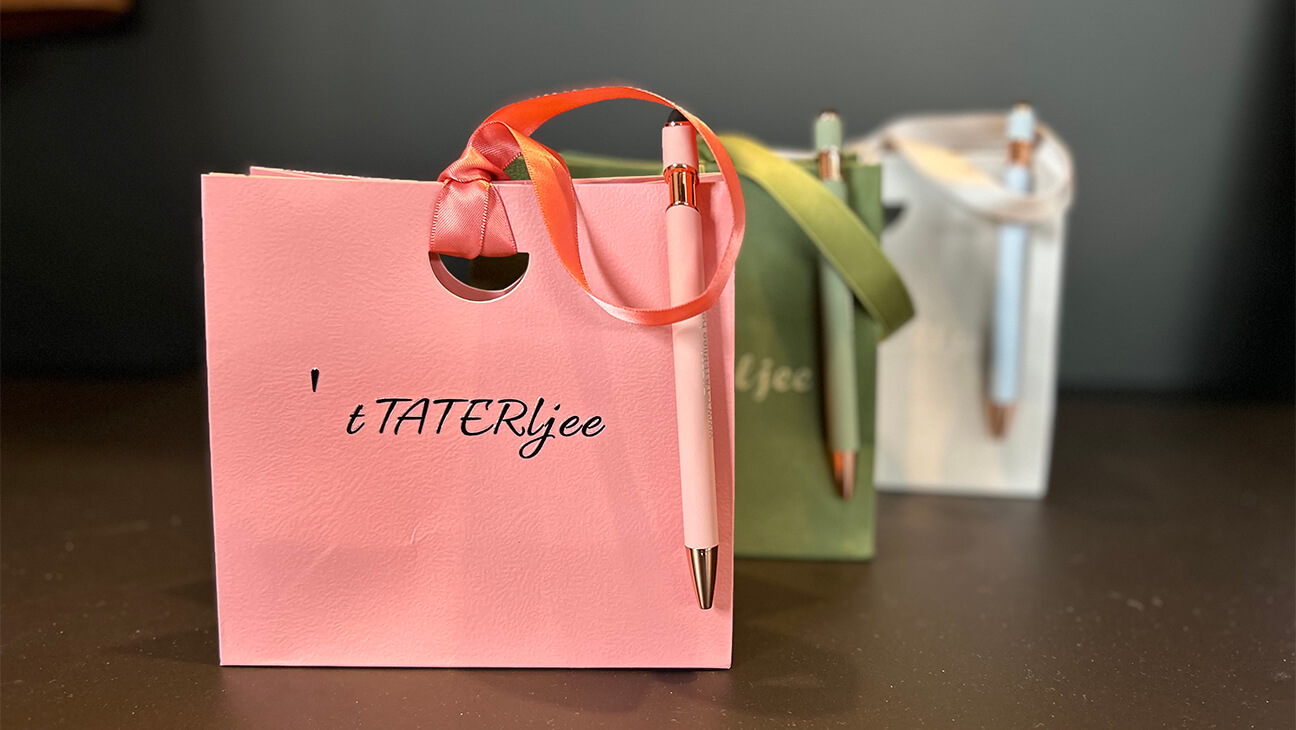 3 zakjes in verschillende kleuren met het opschrift 't TATERljee'