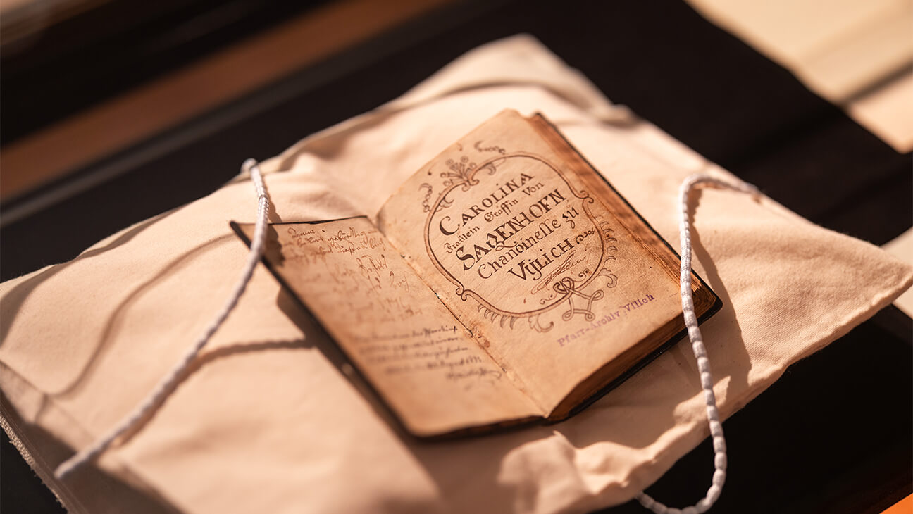 Oud boekje met opschrift 'Carolina Sabenhofn'