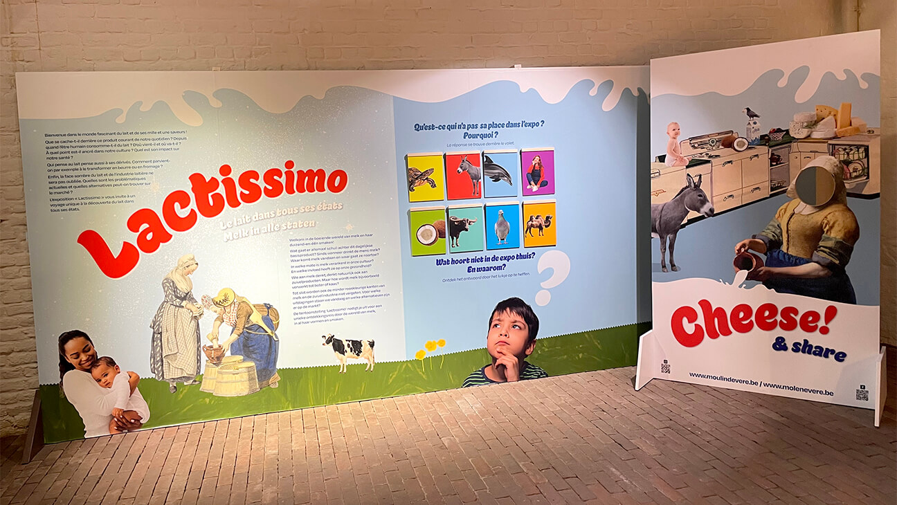 Grote pancarte met meer uitleg over de expo 'Lactissimo. Melk in alle staten'