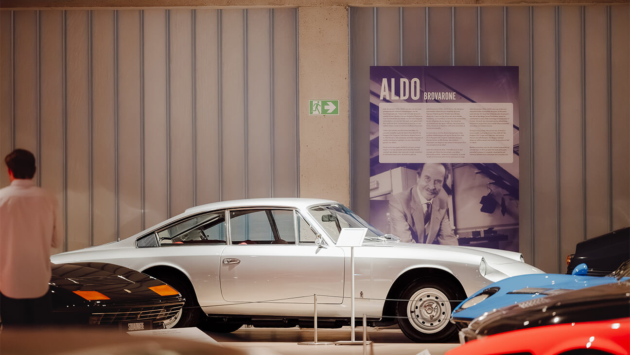 Witte sportwagen in de zaal van een museum