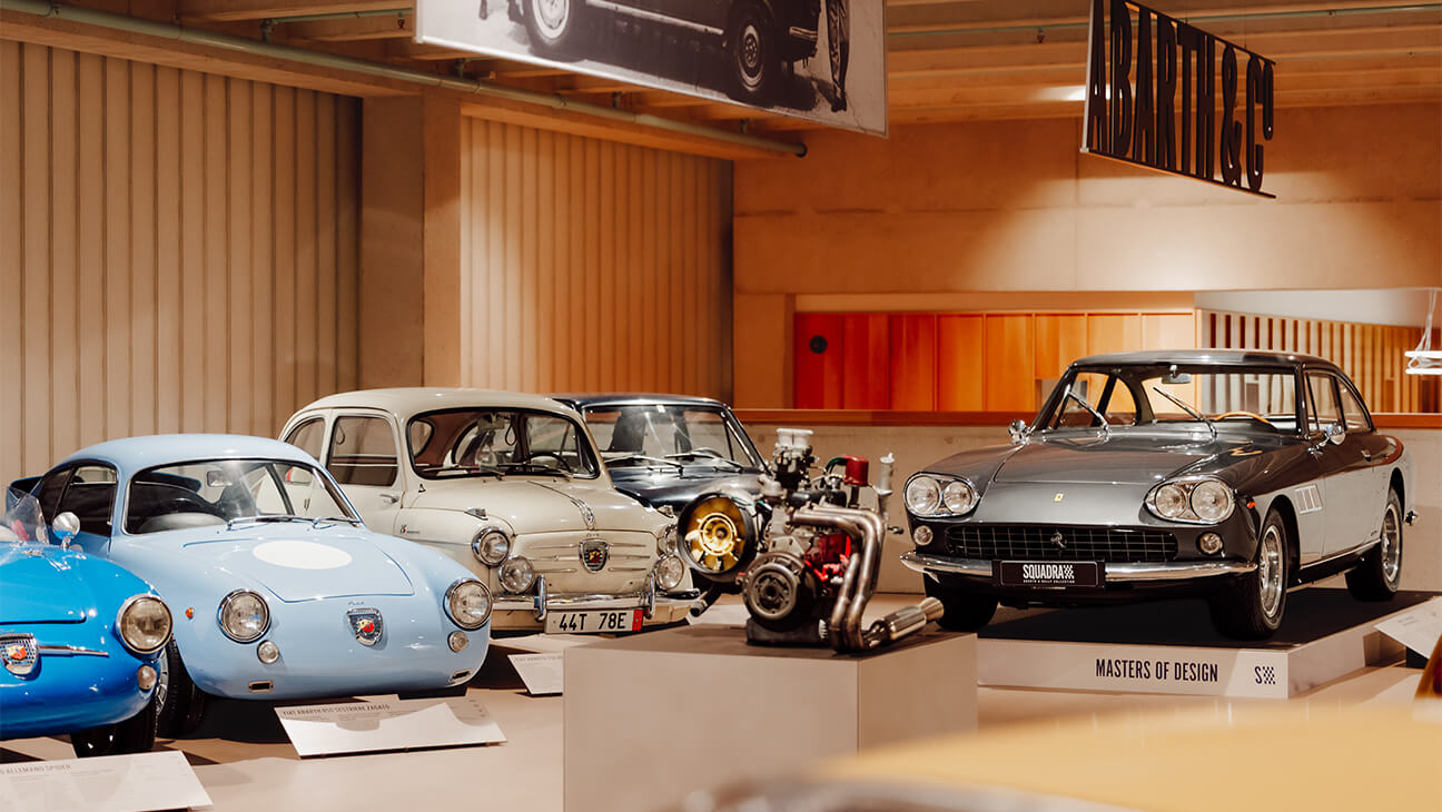 Zaal in een museum met sportwagens