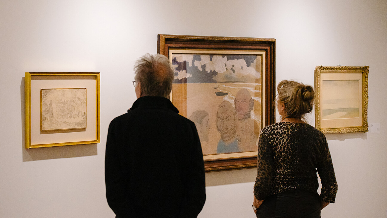 2 mensen voor 3 schilderijen van Ensor