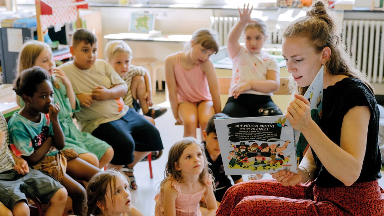Spreekkansen in de kleuterklas: juf Lien stimuleert kleuters om hun vakantiedroom in volzinnen te vertellen.