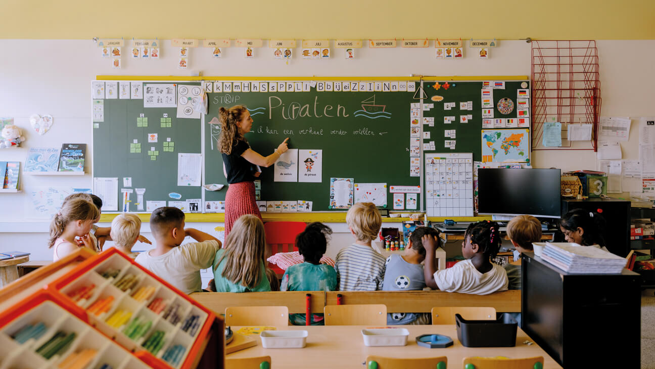 Spreekkansen in de kleuterklas: juf Lien leest een verhaal voor en stimuleert kleuters om het vervolg te vertellen.