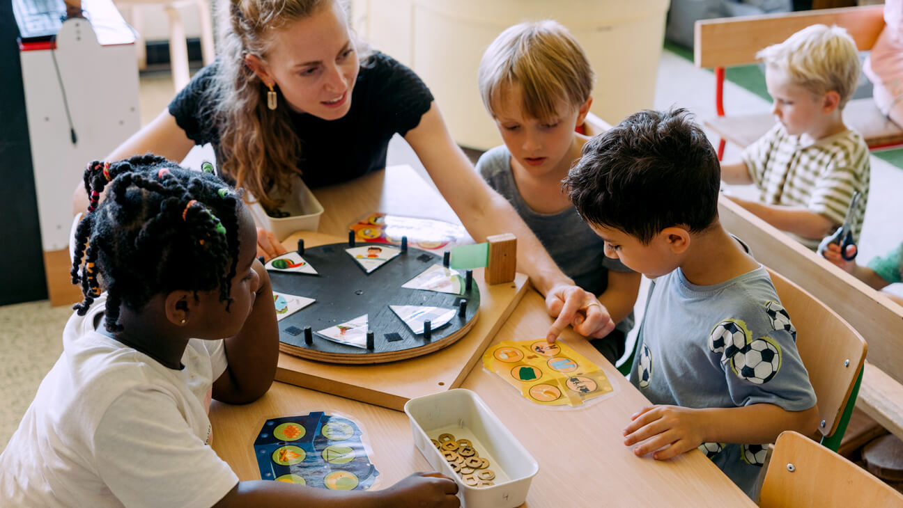 Spreekkansen in de kleuterklas: kleuters oefenen taal en communicatie tijdens een gezamenlijke activiteit.