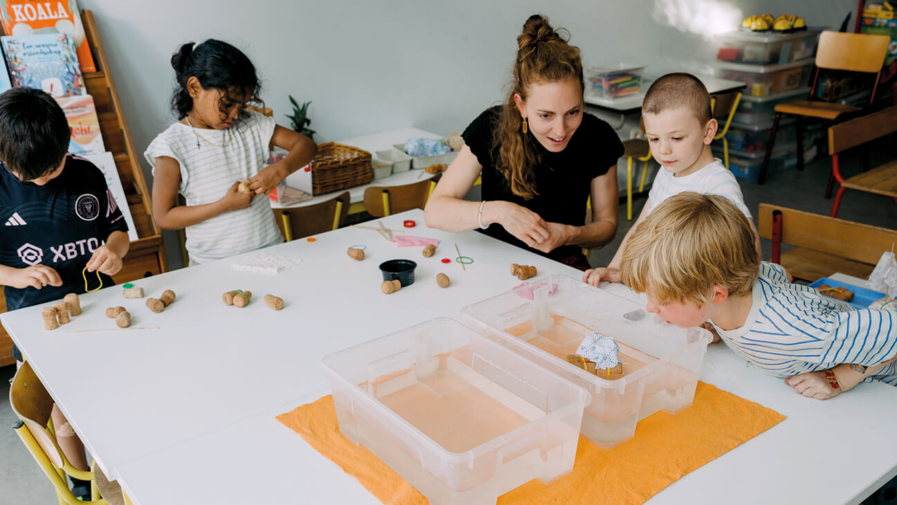 Spreekkansen in de kleuterklas: kleuters onderzoeken en bouwen samen een vlot met verschillende materialen.
