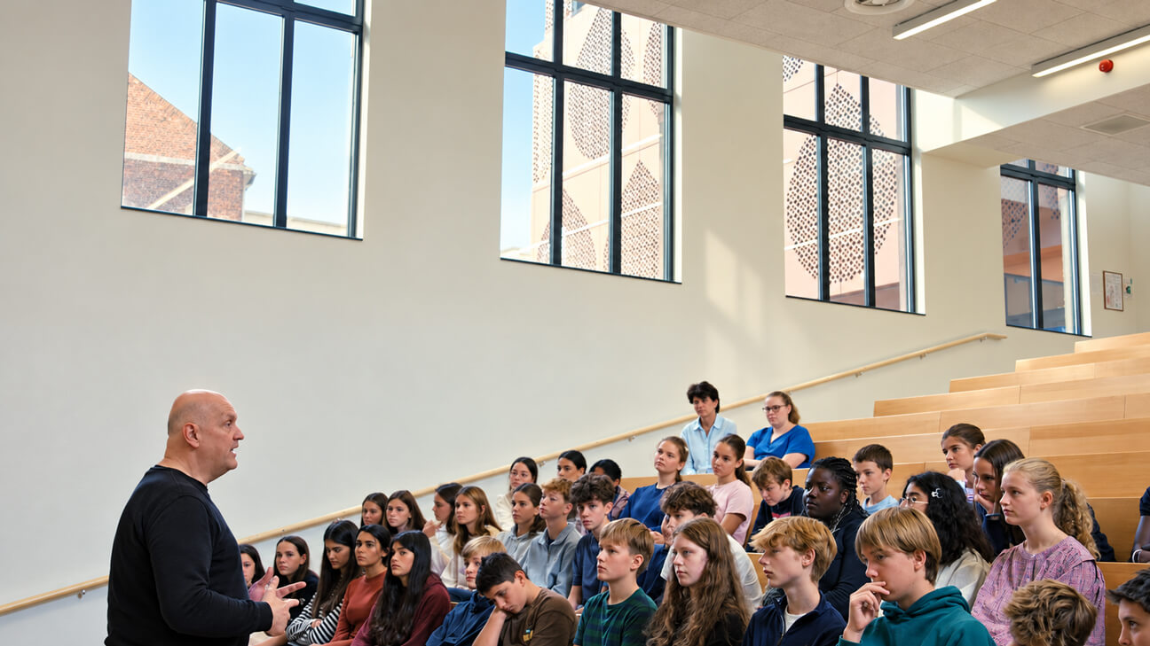 Steph Goossens spreekt over pesten met leerlingen van het Virga Jessecollege in Hasselt