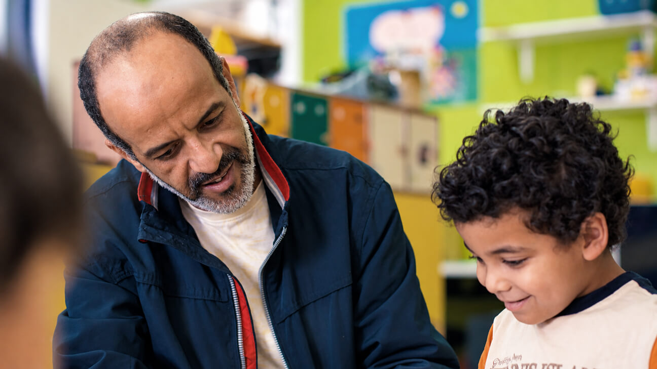 Pape met zoon in de klas